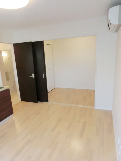 その他部屋・スペース　バルコニーからの洋室です。