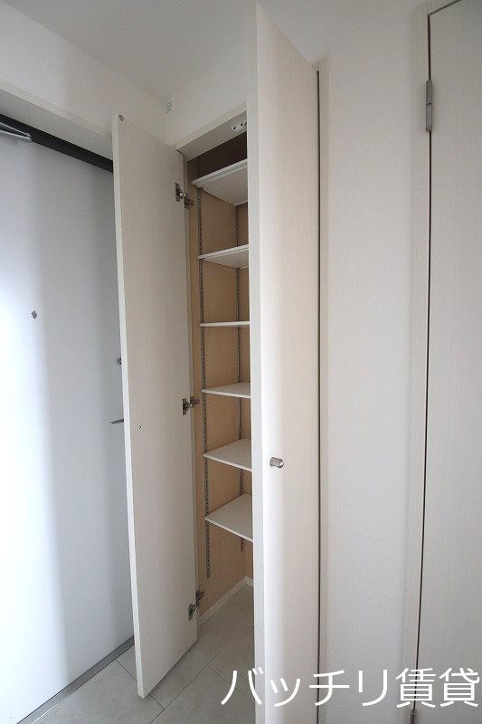 玄関　＊画像は別部屋の為イメージ、現状優先致します