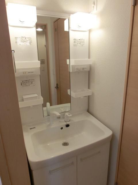 洗面設備　同タイプの洗面台です