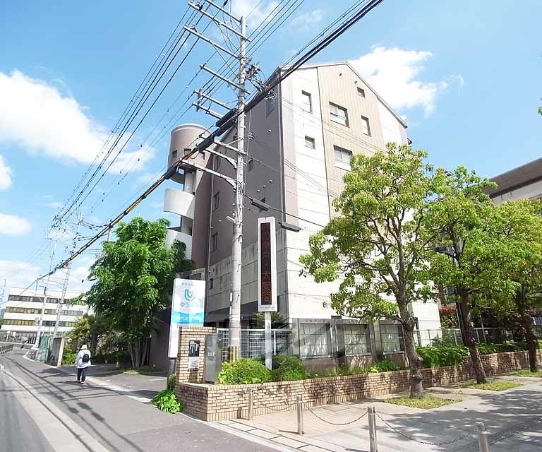 建物外観　１階に薬局が入っております。