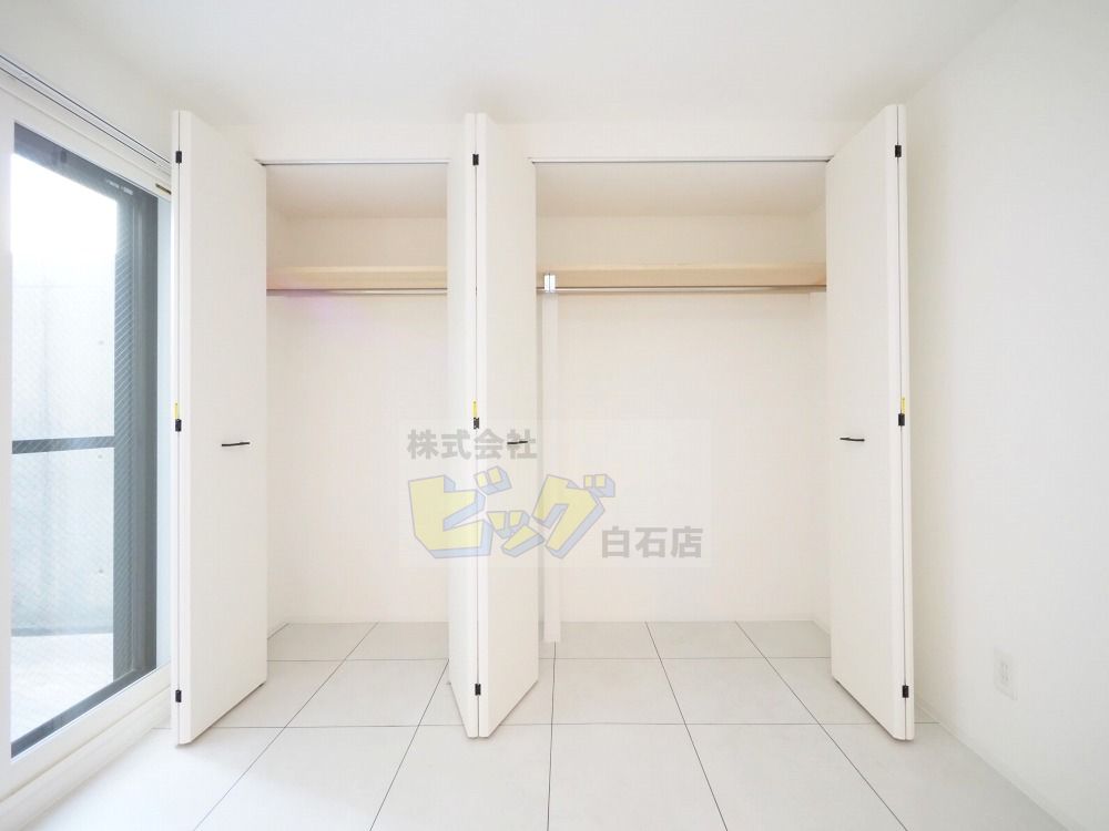 収納　壁一面のクローゼットたっぷりのお部屋です♪