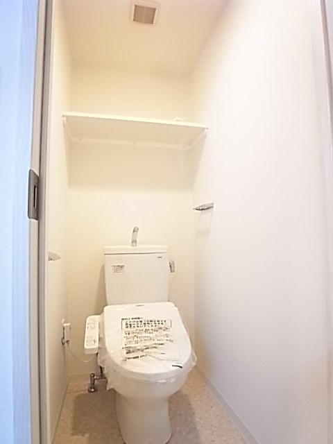 トイレ　落ち着いた色調のトイレです