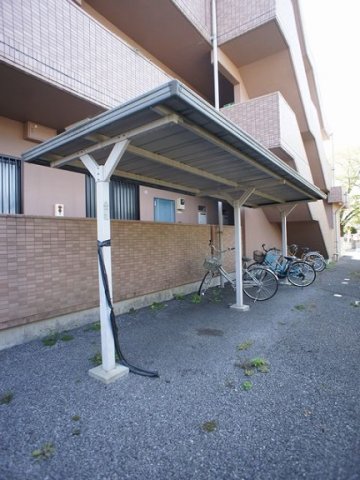 その他共有部分　屋根付きの駐輪場があります♪