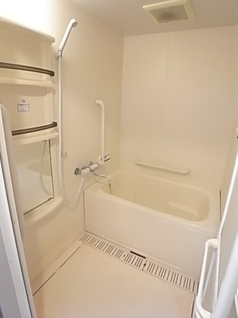 バス・シャワールーム　コンパクトで使いやすいお風呂です