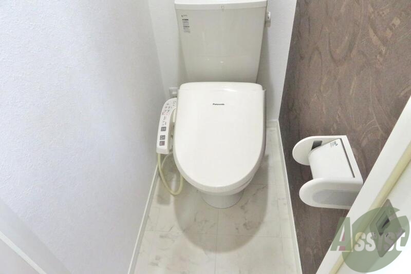 トイレ　トイレの壁はちょっとオシャレな感じですね。