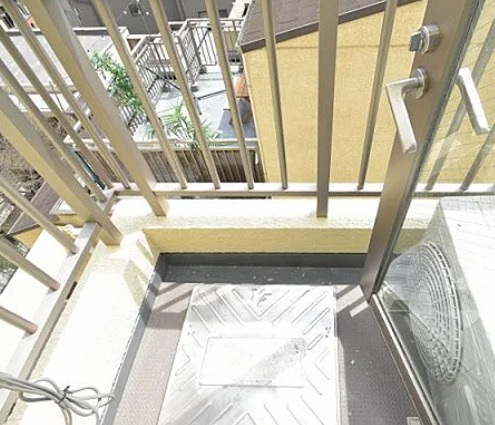 バルコニー　別部屋の画像を使用しております。