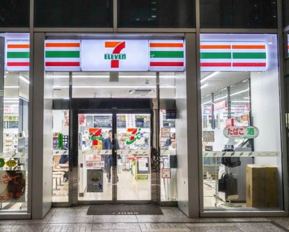 コンビニ　セブン－イレブン港区港南１丁目店（コンビニ）まで442m