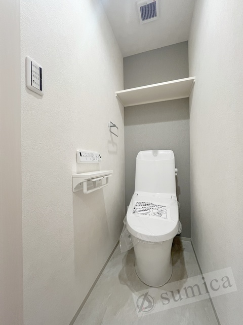 トイレ　人気アイテムの温水洗浄便座。清潔感のあるトイレです。