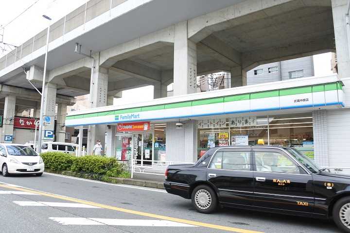 コンビニ　ファミリーマート（コンビニ）まで591m