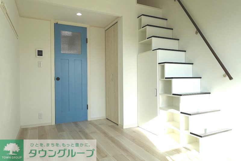 その他　白が基調の明るい室内に、梁（はり）やドアがアクセントでお洒…