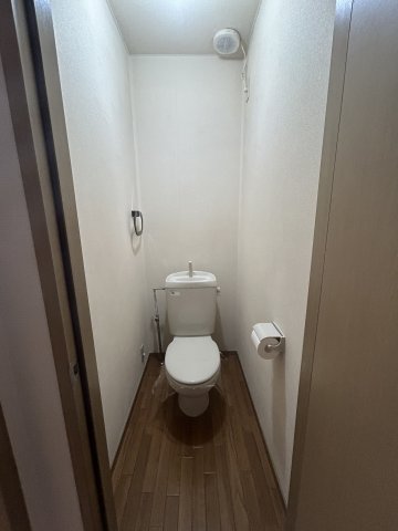 トイレ　落ち着いた色調のトイレです