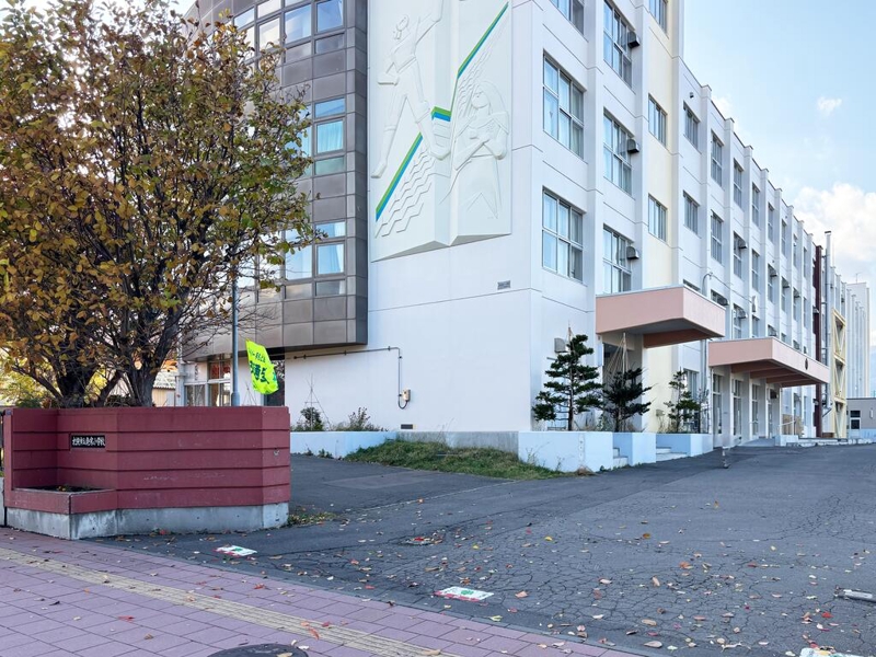 小学校　札幌市立発寒小学校（小学校）まで379m