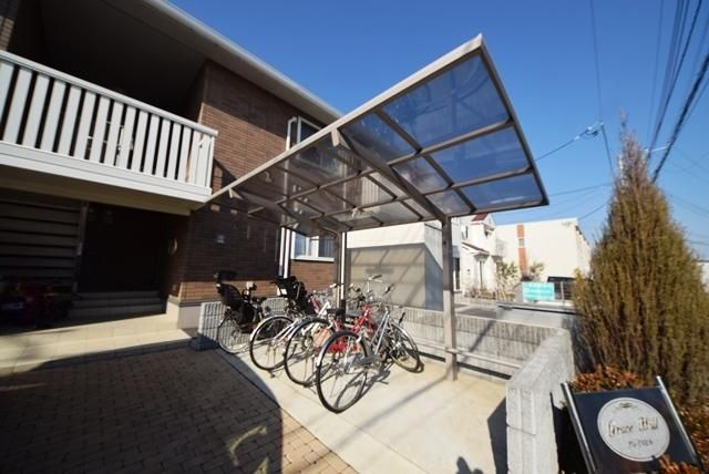 ロビー　屋根付き駐輪場