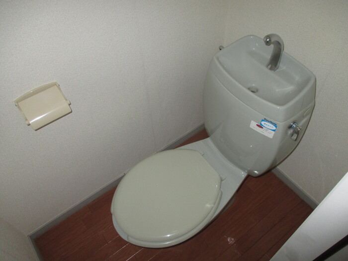 トイレ　温水洗浄便座がつきます