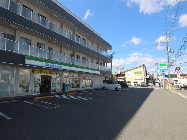 コンビニ　ファミリーマート八本松磯松店（コンビニ）まで352m