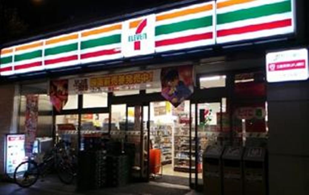 コンビニ　セブンイレブン四谷４丁目店（コンビニ）まで393m