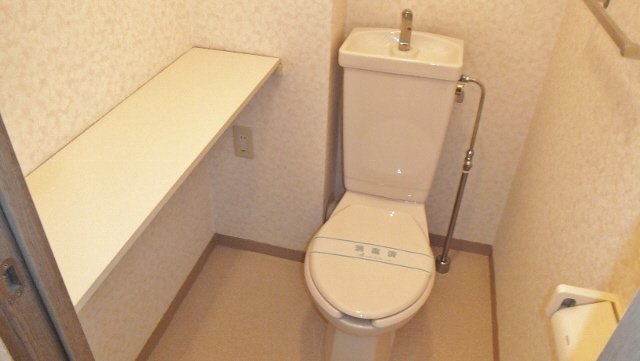 トイレ　トイレ横・上部に棚があります