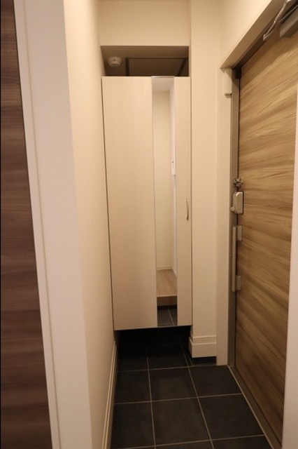 玄関　玄関に鏡付シューズＢＯＸ