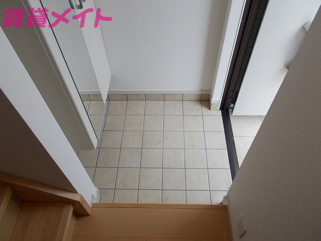 玄関　同タイプ部屋写真です。