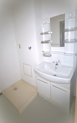 洗面設備　※こちらは別号室のお部屋の写真です。