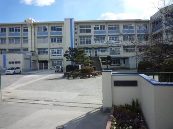 中学校　富田林市立金剛中学校（中学校）まで621m