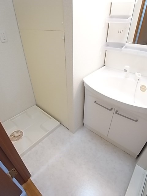 洗面設備　明るい洗面所です