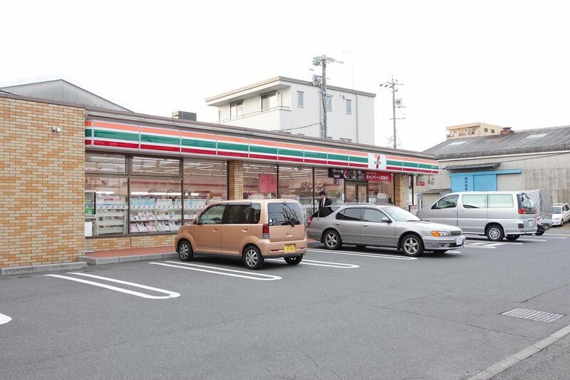 コンビニ　セブンイレブン名古屋小碓4丁目店（コンビニ）まで557m