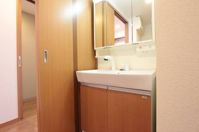 洗面設備　綺麗で人気の独立洗面台です（同型反転タイプイメージ）