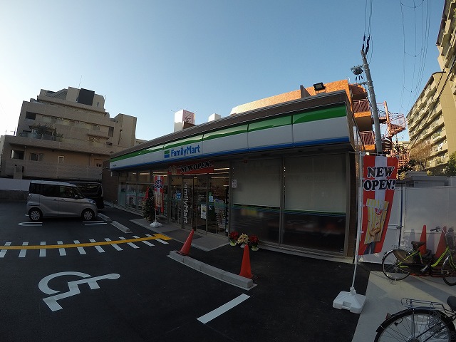 コンビニ　ファミリーマート（コンビニ）まで587m