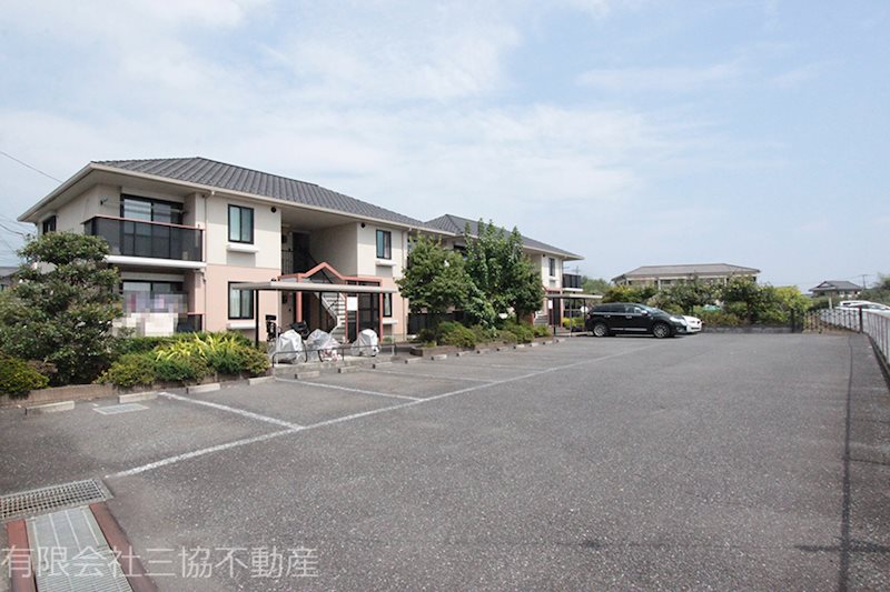 建物外観　敷地内駐車場1台分付き