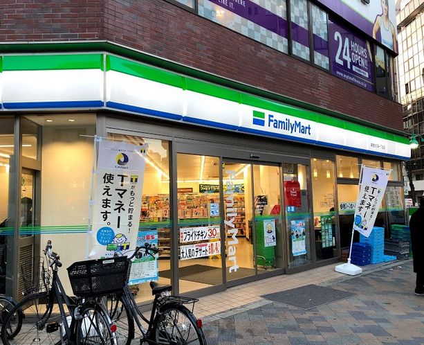コンビニ　ファミリーマート新宿大久保一丁目店（コンビニ）まで45m