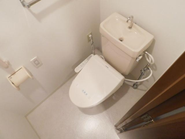 トイレ　白を基調としたトイレです。