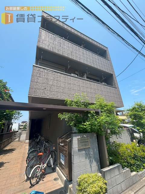 建物外観　閑静な住宅街に位置する物件。