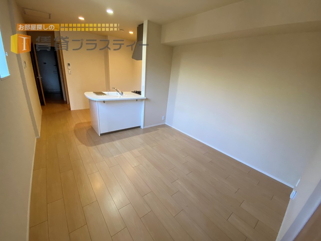 居室・リビング　窓が多いお部屋。