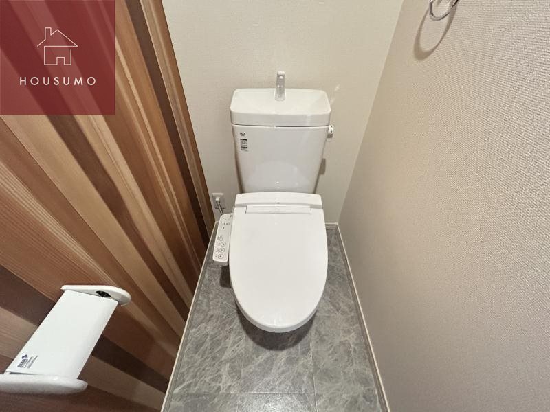 トイレ　落ち着いた色調のトイレです