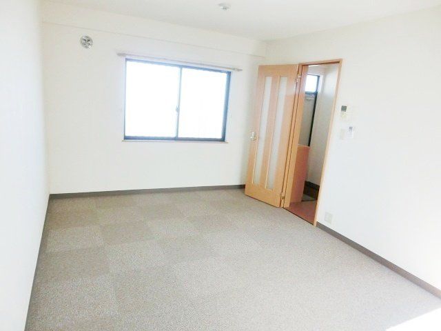 その他部屋・スペース　タイルカーペット張りです