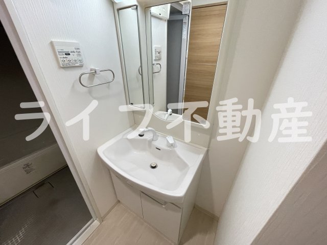 洗面設備　独立洗面化粧台が付いています