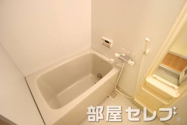 バス・シャワールーム　追焚き機能付きのキレイなバスルームです（３０１号室）。