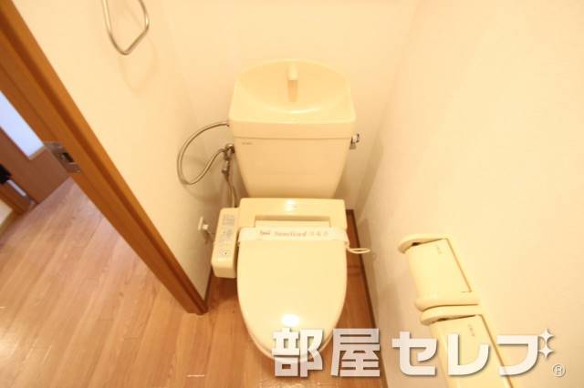 トイレ　ウォシュレット付きのお手洗いです（３０１号室）。