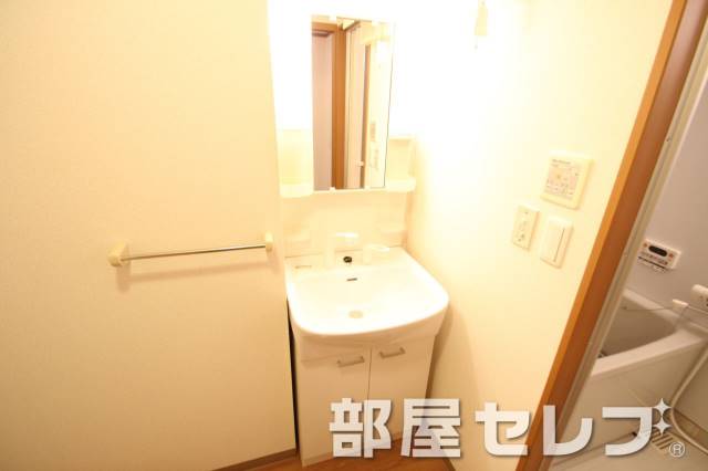 洗面設備　きれいな独立洗面所です（３０１号室）。