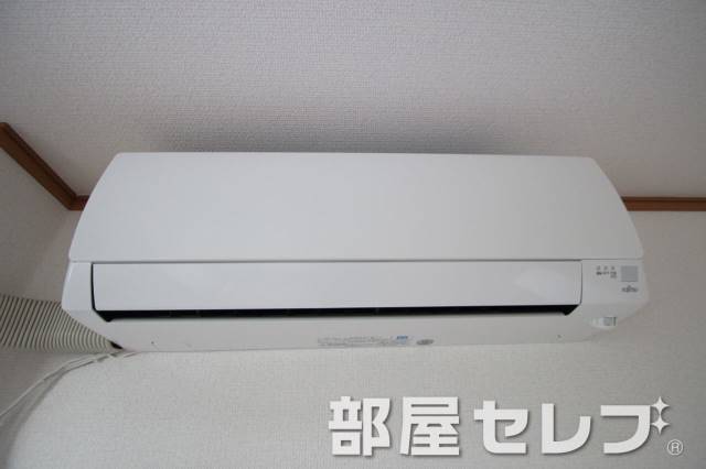 その他設備　真っ白エアコンです（３０１号室）。