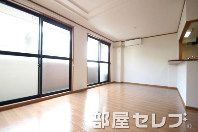 居室・リビング　広々したお部屋で生活しやすいですね（３０１号室）。