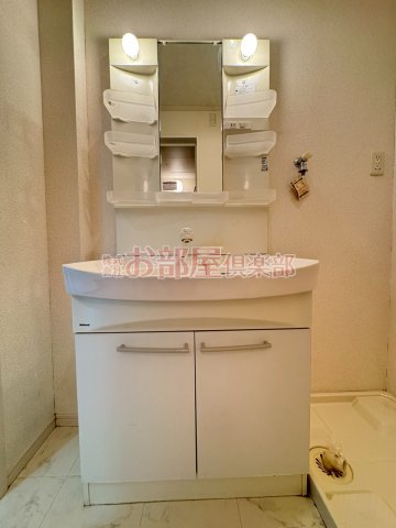 洗面設備　明るい洗面所です