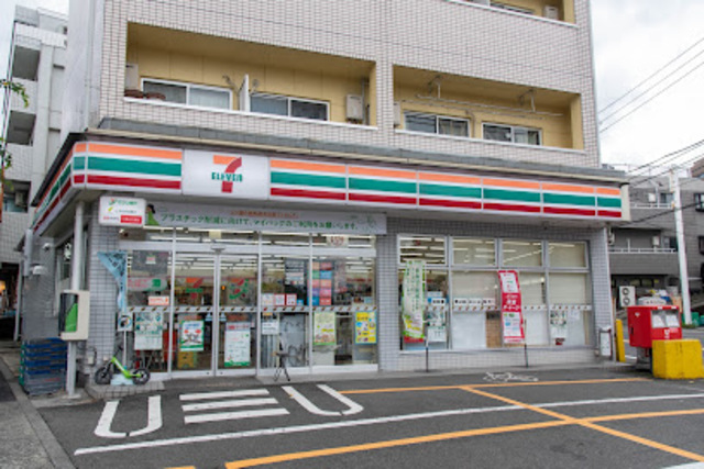 コンビニ　セブンイレブン帝京大前店（コンビニ）まで822m