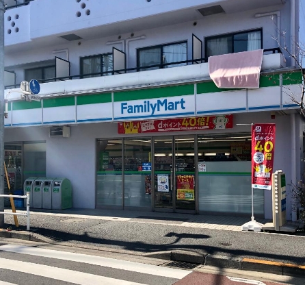 コンビニ　ファミリーマート新宿上落合店（コンビニ）まで229m