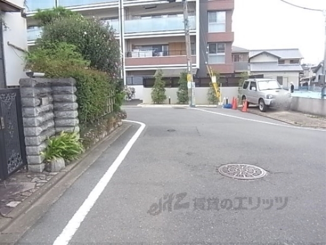 居室・リビング　周辺道路