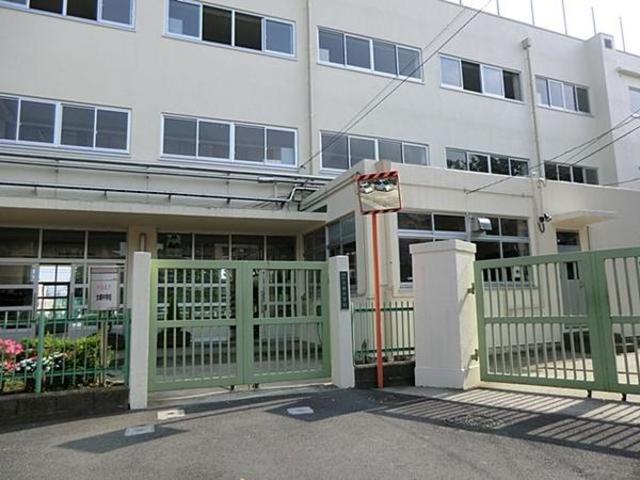 中学校　品川区立大崎中学校（中学校）まで593m