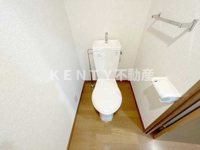 トイレ　落ち着いた色調のトイレです