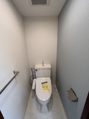 トイレ　反転間取り他のお部屋、温水洗浄便座付トイレ