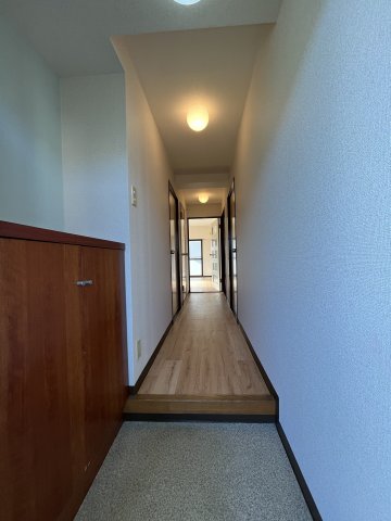 玄関　反転間取り他のお部屋、玄関から室内